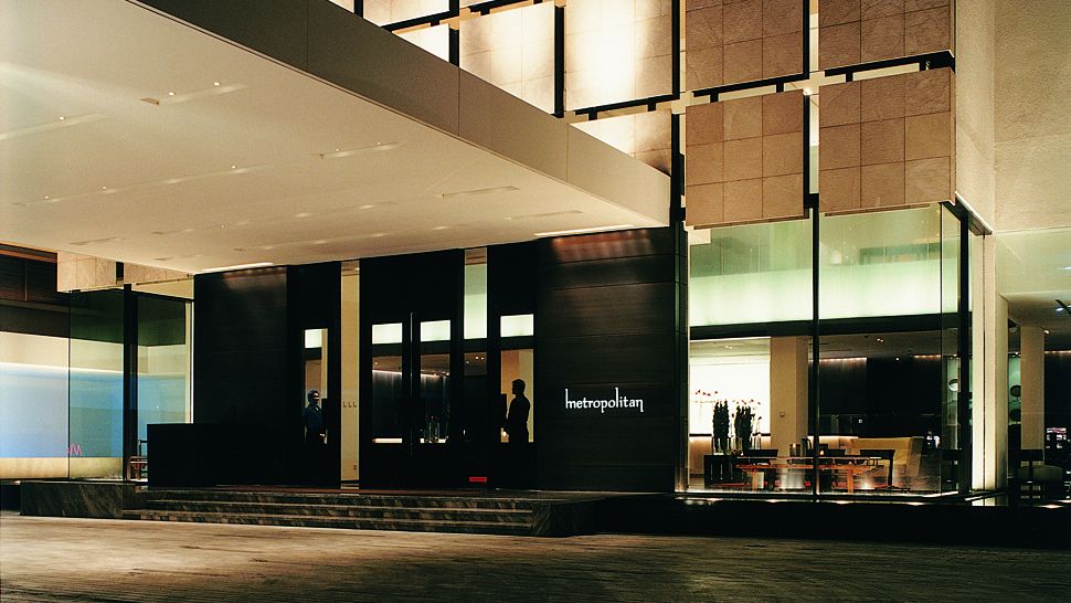 00284601hotelentrancenight Flight965